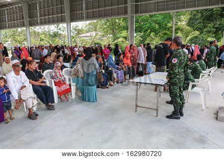 Yala Thailand December 27 2016 Soldier Physician Undertake Service Treat Villager Southern In Thailand.