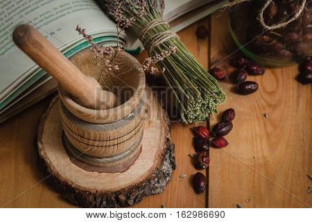 The composition of the tools of natural healing herbs and dried berries in the bank