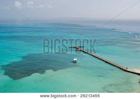 ท่าเรือคาริบเบียนรีสอร์ทโฮเต็ลในแคนคูนเม็กซิโกบนน้ำทะเลสีฟ้า
