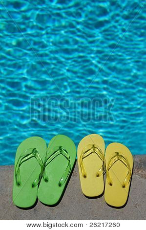 Flipflops สีของเป็นครอบครัวสระว่ายน้ำ