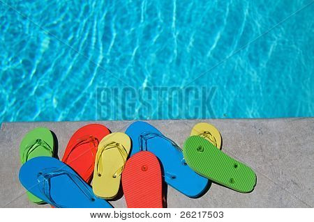 Flipflops สีของเป็นครอบครัวสระว่ายน้ำ
