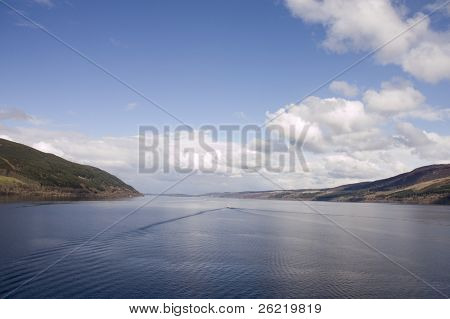 Loch Ness mirando al oeste del castillo Urquahart