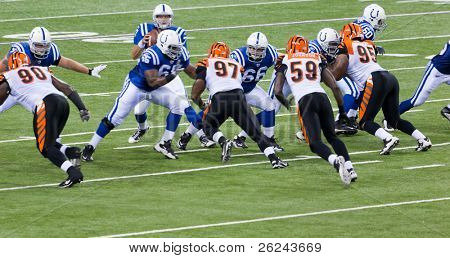 INDIANAPOLIS, IN - SEPT 2: Stykket begynder under fodboldkamp mellem Indianapolis Colts og Cinci