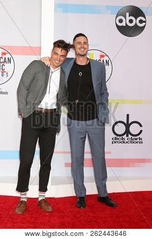 LOS ANGELES - OCT 9:  Dean Unglert, Ben Higgins at the 2018 American Music Awards at the Microsoft Theater on October 9, 2018 in Los Angeles, CA