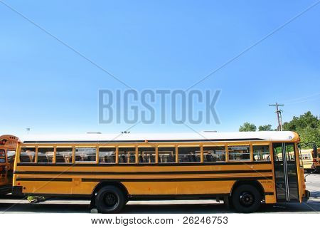 Boční pohled na školní autobus v šarži
