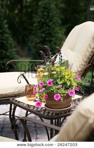 Stühle auf der Terrasse mit Blumen im Sommer