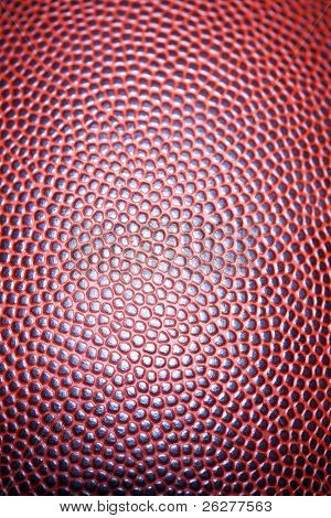 Close up di un football americano contro uno sfondo nero
