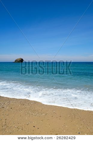 Gull เกาะหิน ชายหาด ฤดูร้อนสีน้ำเงินฟ้า และทะเล Portreath, UK คอร์นวอลล์