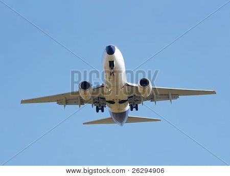 Landing kommercielle fly mod klare blå himmel