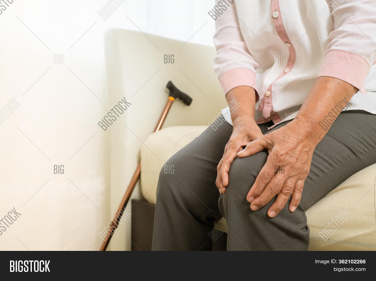 Knee Pain Old Woman Image & Photo (Free Trial) Bigstock