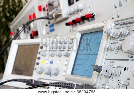 แอนะล็อกและดิจิทัล Oscilloscope ในเบื้องหน้า