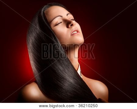 Calda ragazza bruna con i capelli lisci