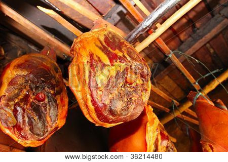 presunto, carne pendurada no fumeiro