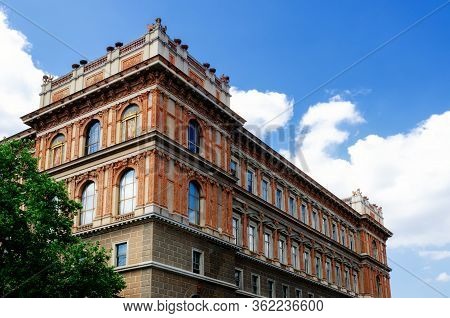 Exterior Look Of The Academy Of Fine Arts In Vienna (austria), Art Public School