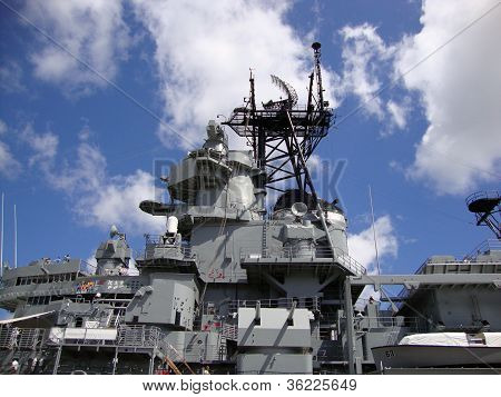 USS Миссури радара и спутника башни на миделе