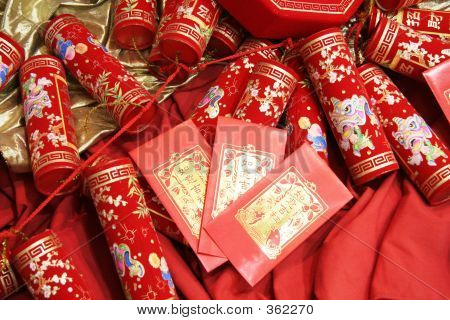 Kiinalainen juhla sähinkäiset ja punainen kirjekuori