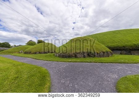 Knowth Neolithic Passage Mound Tombs In Boyne Valley, Ireland
