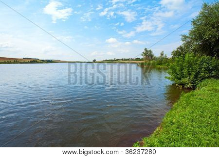 Kesän Aki järvi