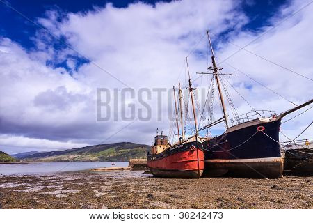 Barcos deitado na lama