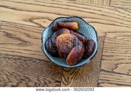 Turkish Sun Dried Apricots Dark Color / Healthy Organic Traditional Dry Fruit Snacks Gun Kurusu.