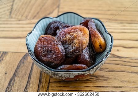 Turkish Sun Dried Apricots Dark Color / Healthy Organic Traditional Dry Fruit Snacks Gun Kurusu.