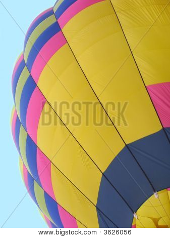 Horkovzdušný balón Segment proti modré obloze