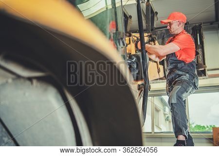 Heavy Duty Equipment Mechanic Repairs Constraction Machinery.