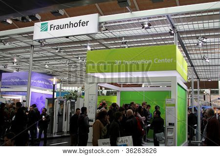 HANNOVER Německo - 10. března: stojan Fraunhover 10 března 2012 na CEBITU počítač expo Hannover