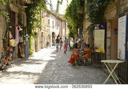 Picturesque Alley  In Peratallada