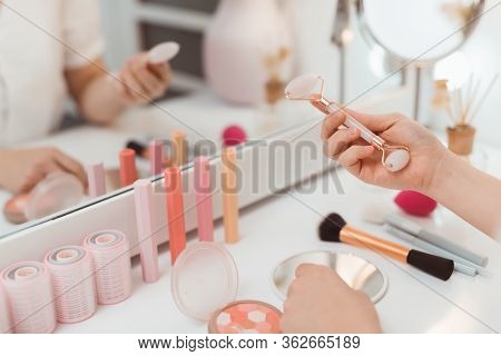 Jade Roller For Face Massage. Jade Face Roller For Beauty Facial Massage Therapy. Guasha