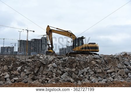 Excavator With Crusher Bucket For Crushing Concrete. Construction Waste Recycling For Construction M