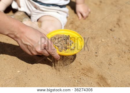 Sigtning Sand i sandkasse