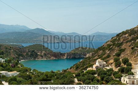 Piccola baia colorato vicino Istron