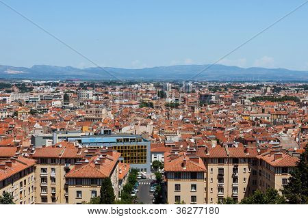 Byen Panorama af Perpignan bygninger