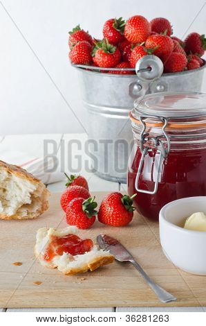 Jam e morangos frescos