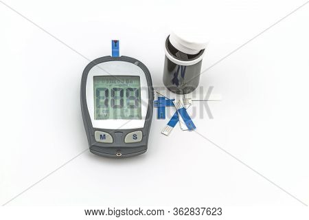 Blood Glucose Meter Test Kit, The Blood Sugar Value Is Measured On A Finger