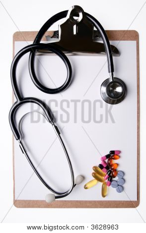 Stethoscope และยาบนคลิปบอร์ด