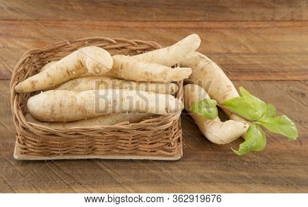 Arracacha - Arracacha - Arracacia Xanthorrhiza. Wood Background