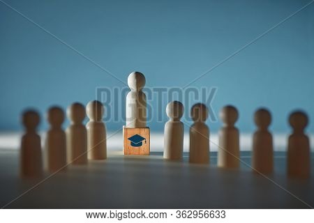 Online Training Or E-learning. Online Seminar, Webinar. Distance Learning. Virtual Education. Figure