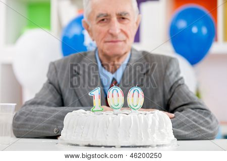 Uomo anziano con torta il centesimo compleanno