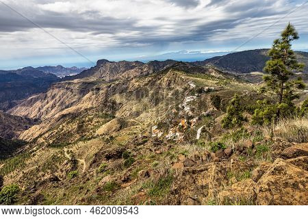 Gran Canaria Hiking Route Cruz De Tejeda To Artenara, View Into Caldera De Tejeda, Gran Canaria, Can