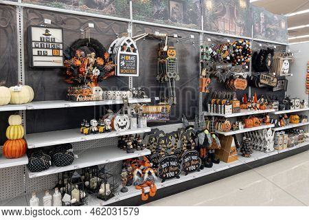 Novi, Michigan, U.s.a - Seo 22, 2022 : Halloween Decorations For Sale On The Shelves In Meijer Groce