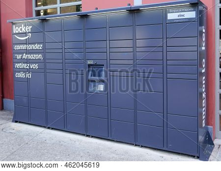 Bordeaux , Aquitaine  France - 09 14 2022 : Amazon Locker Logo Brand And Text Sign On Hub Lockers De