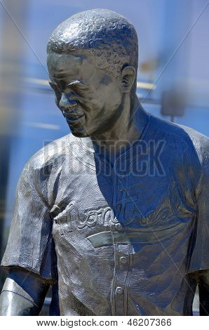 杰基 · 罗宾逊的青铜雕像