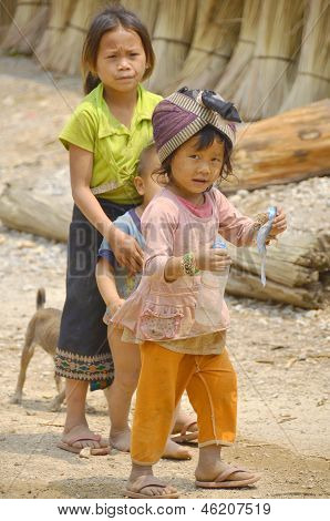 Porträt von nicht identifizierten Arme laotische Hmong-Kinder