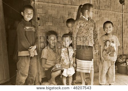 Porträt von nicht identifizierten Arme laotische Hmong-Kinder