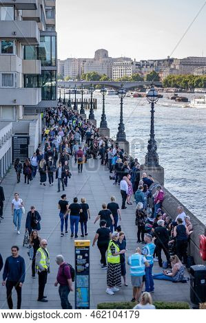 London, Uk - September 14, 2022: A Large Queue Of People Along The South Bank Of The River Thames To