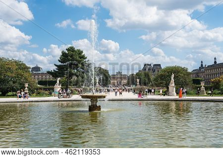Paris, France - August 26 2022: Fouintains In Tuileries Gardens Near Arc De Triomphe Du Carrousel, M