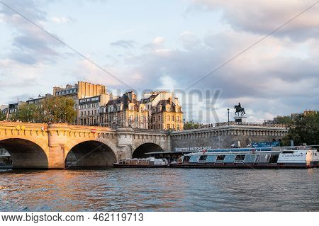 Paris, France - August 26 2022: Sunset At Pont Neuf, The Oldest Standing Bridge Across River Seine I