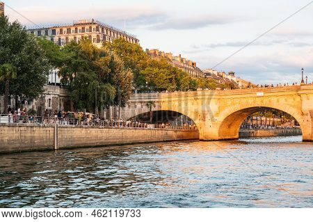 Paris, France - August 26 2022: Sunset At Pont Neuf, The Oldest Standing Bridge Across River Seine I